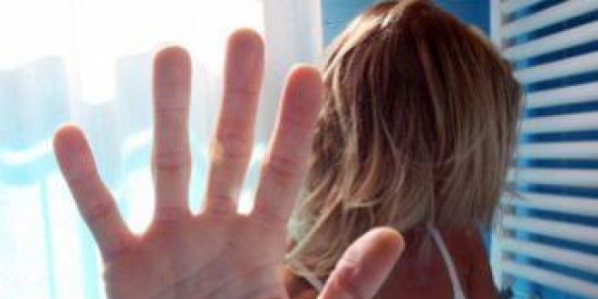 Minacce, violenza e maltrattamenti alla sua compagna incinta